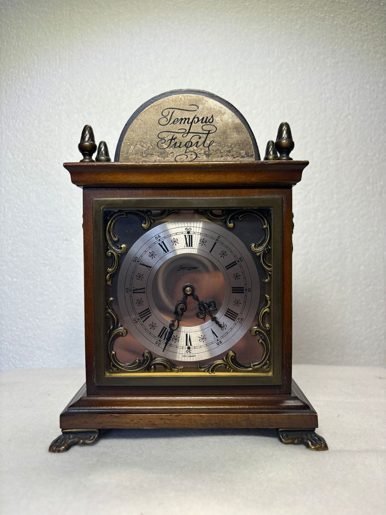 ساعة - - ساعة منضدية جيرجر الألمانية مع علبة خشبية بنية داكنة وزخارف نحاسية - "Tempus
Fugit". - 1950-1960