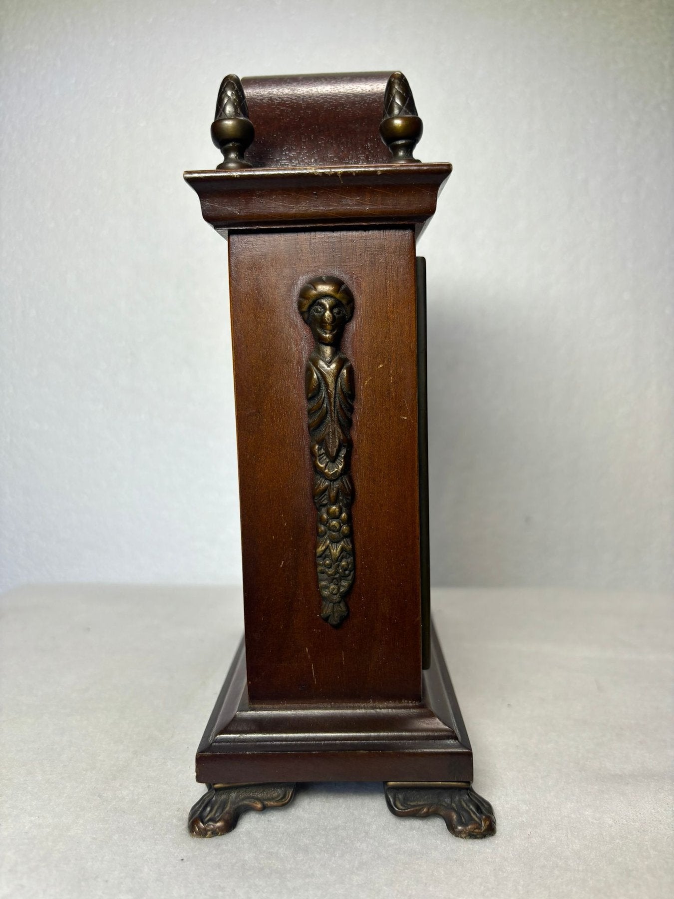 ⁨	ساعة - - ساعة منضدية جيرجر الألمانية مع علبة خشبية بنية داكنة وزخارف نحاسية - "Tempus 
Fugit". - 1950-1960