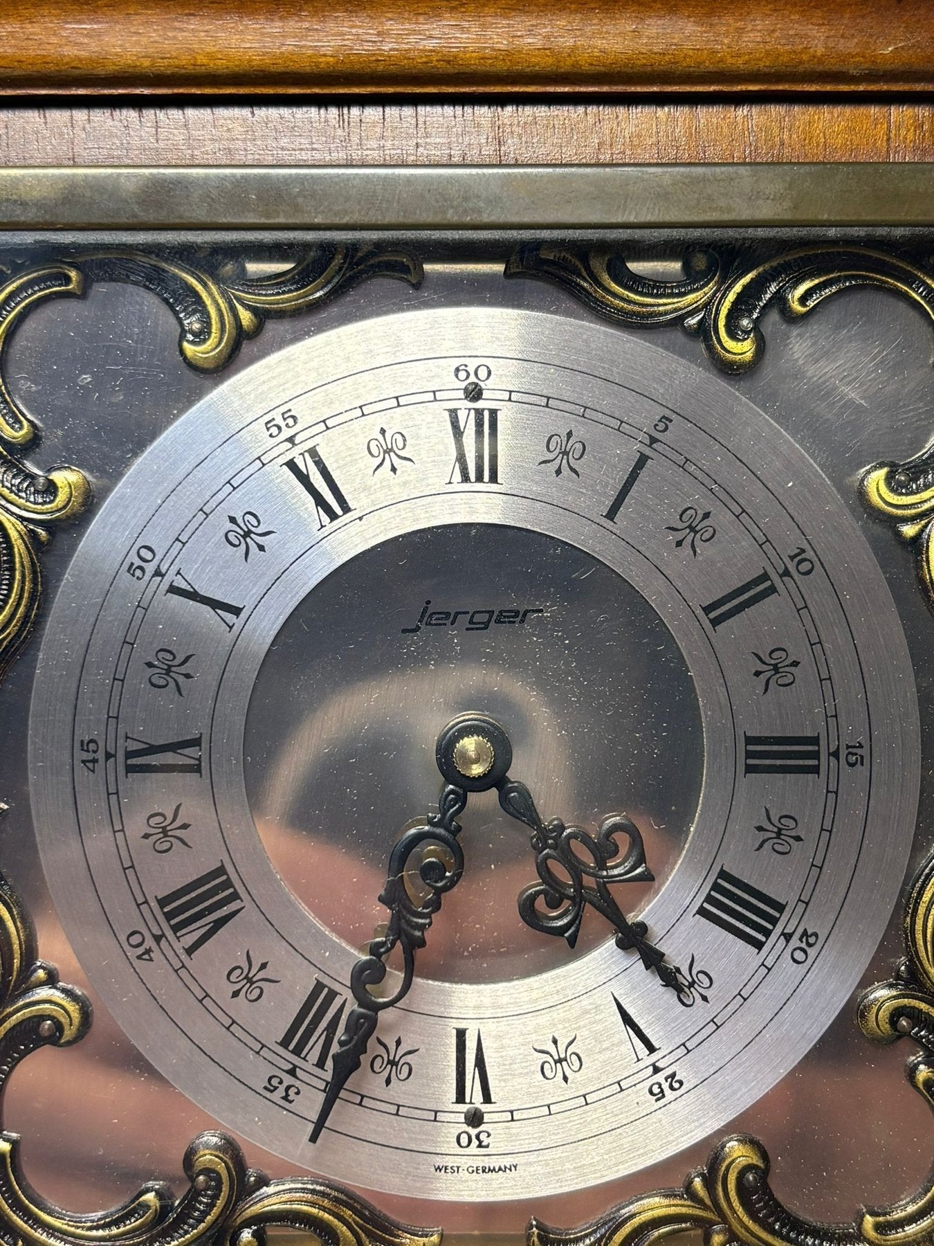 ⁨	ساعة - - ساعة منضدية جيرجر الألمانية مع علبة خشبية بنية داكنة وزخارف نحاسية - "Tempus 
Fugit". - 1950-1960